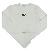 Bílé žebrované crop triko s písmenkem zn. River Island