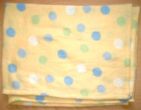 Žlutá fleecová deka s puntíky