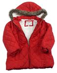 Červená prošívaná šusťáková zimní bunda s kapucí s kožešinou M&S