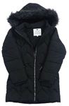 Černá šusťáková zimní bunda s páskem a kapucí F&F